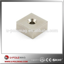 F30 x 30 x 15mm N42 Block Neodym Magnet mit d6.5mm Senkkopf